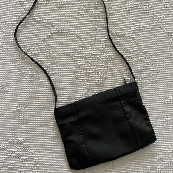 Vintage 80’s early 90’s Black Leather Shoulder Bag - Picture 3 of 6